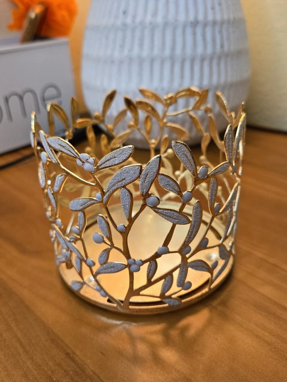 Bath & Body Works 3-Wick Candle Holder New Mistletoe Vine and White Motif
